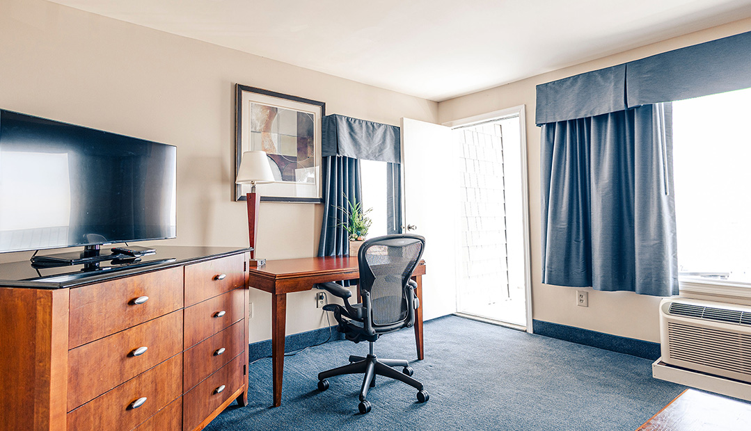Deluxe Oceanfront Suite