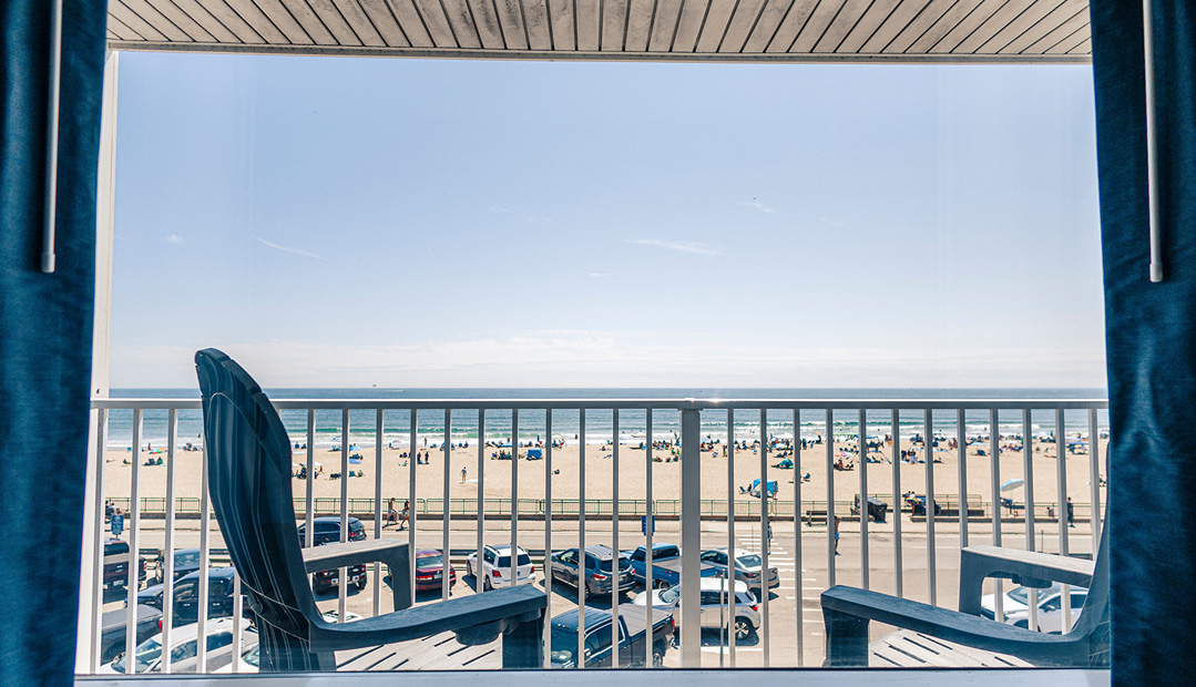 Deluxe Oceanfront Suite